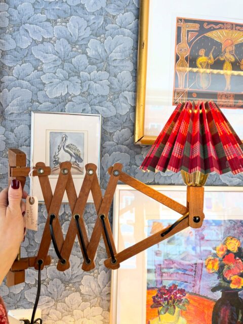 *SOLGT* Vintage sakselampe i teak fra norske Mikkelsen & sønn, 1950-60-tall. Moderne stikk. Skjermen kan medfølge i prisen, som er 1200 kr. Kjøpe nå med Vipps? Send melding. Må hentes. 
#tidstypisk #sakselampe #tingsomtålertidenstann