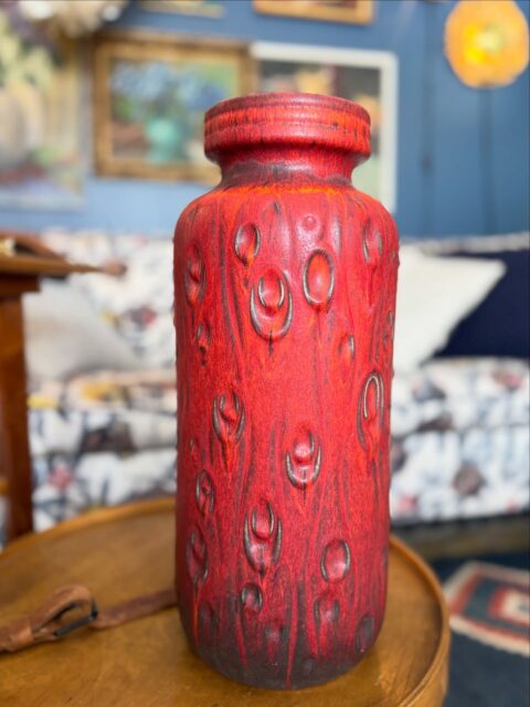 Superkul og stor mid-century gulvvase fra Vest-Tyskland. Vintage 1960-70-tall. H 42 cm. Pris: 1400 kr 🌷🌷 Kjøpe nå med Vipps? Send meg en melding 💌 Må hentes, sendes ikke. Søndagsåpent 12-16!
❣️❣️kun vasen er til salgs, bilder tatt hjemme hos meg og alt annet er i privat eie.