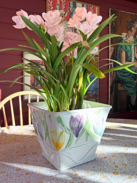 Kroksbo🌷Den søteste potteskjuleren til våren - vintage Ikea, 1980-90-tall. Hel og pen, litt krakelert. 23 x 23 cm, H 20 cm. 399 kr. Kjøpe nå med Vipps? Send melding. Må hentes, sendes ikke.❣️Bilder tatt #hjemmehostidstypisk - kun potteskjuler er til salgs, alt annet i privat eie.