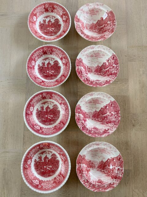 Vintage rosarødmønstret servise er alltid populært, og nå har jeg to sett à 4 dessertskåler inne. Ø 16,5 cm. Pris per sett: 400 kr (for 4 skåler) 👉🏻 sveip👉🏻
SETT 1: English Scenic fra Adams, med rillekant og motiv med kyr 🐮
SETT 2: Old English countryside fra Johnson Bros, lysere rødt motiv med små hus/cottages 🏡
💋💋💋 
Kjøpe nå med Vipps? send melding, husk å spesifisere eller send screenshot av hvilket sett du ønsker. Må hentes, sendes ikke. Torsdagsåpent 14-18