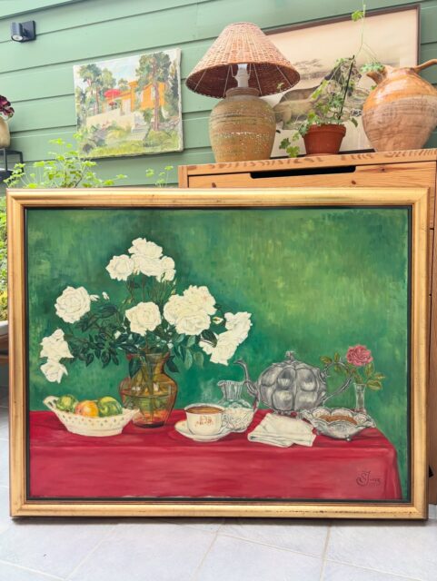 Trenger du noe stort og fargerikt på veggen? Sjekk dette fine maleriet på lerret, signert SJ 93 (1993). Dette gjør seg på kjøkkenet eller i spisestua, eller hvor som helst der du har plass 🌸 Gullfarget ramme med mål 102 x 130 cm. Pris: 1500 kr. Kjøpe nå med Vipps? Send melding! Maleriet må hentes, sendes ikke. 
(Det første bildet er tatt hjemme hos meg, kun maleriet er til salgs, annet er privat eie).