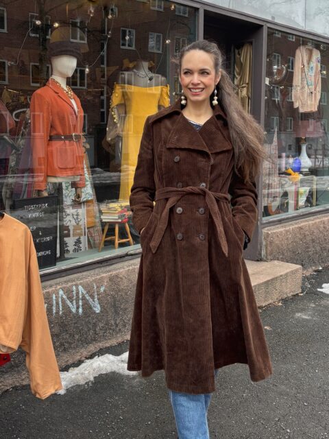 Vårnyheter sniker seg sakte, men sikkert inn i klesavdelingen 🌷🌞 
🤎 Innsvingt vintagekåpe i brun kordfløyel, 1970s, str 36-38
🩷 Den søteste 1980-talls lyserosa genseren med puffermer, perler og paljetter, str 38##
💜 Vintage Laura Ashley syrinlilla 1980-tallskjole, str 36.
Stikk innom butikken for priser, for å prøve og for å se det store utvalget av vintageklær, velkommen!