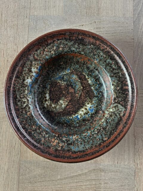 Erik Pløen (1925-2004)🤎 Kjent, norsk keramiker, som mange har fått øynene opp for, hans objekter er blitt svært ettertraktet på annenhåndsmarkedet og oppnår stadig rekordsummer på auksjon. Nå kan du sikre deg dette flotte, halvdype fatet til samlingen din. Fatet har en utrolig fin glasur og er signert under. Det er helt og pent. Ø 21,5 cm, H 5 cm. Pris: 2500 kr. Kjøpe nå med Vipps? Send melding. Må hentes, sendes ikke. Helgeåpent lørdag og søndag 12-16. 🤎💙