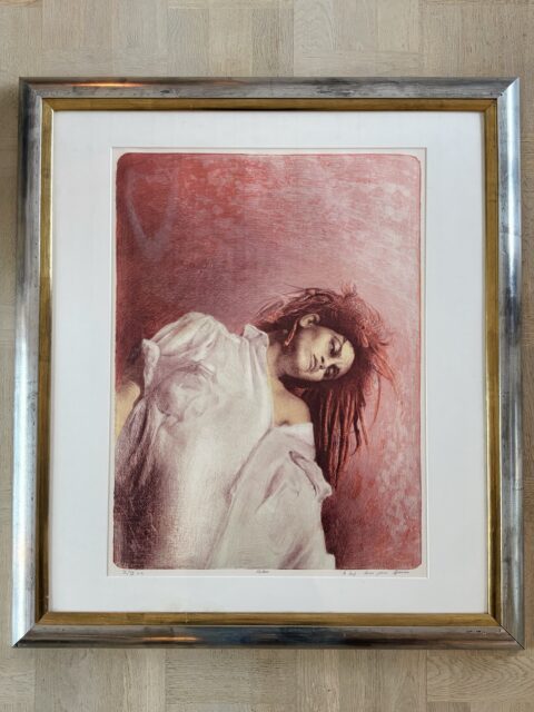 «Autum», signert grafisk trykk, litografi, av Eser Afacan (f. 1953), nummerert 10/19, E.A, som betyr kunstnerens eget trykk. Afacan er en tyrkisk kunstner som bodde i Norge i en periode, han har vært elev av Odd Nerdrum. Rammemål 87,5 x 78 cm. Trykket har en personlig hilsen fra kunstneren: «to Leif, love from Afacan». Pris: 2900 + 5 % kunstavgift BKH (= 145 kr) Kjøpe nå med Vipps? Send melding. Må hentes, sendes ikke.