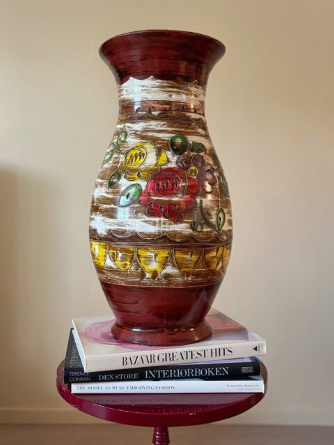 Stor, fargerik og flott, vintage keramikkvase/gulvurne. Gjør seg til vårens blomstrende kvister og greiner. Ikke merket, ukjent opphav. Hel og pen. Skikkelig statementvase! Sjekk mål: H 56 cm, Ø 25 cm. Pris: 1200 kr. Kjøpe nå med Vipps? Send melding. Må hentes, sendes ikke.❣️Kun vasen er til salgs, bilder tatt #hjemmehostidstypisk