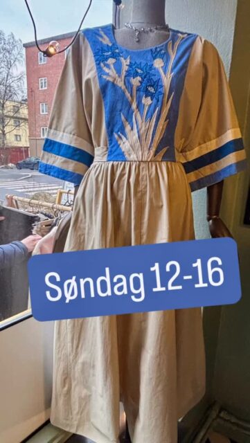 *SOLGT* Vintage vårnyheter i klesavdelingen- her er min favorittkjole nå, helt nydelig med blå kornblomster💙Kom innom for å prøve og se på alle skattene jeg har samlet til dere. Søndagsåpent 12–16! Velkommen💙💙