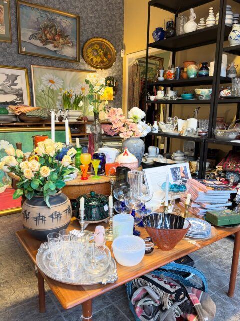 Helgeåpent kl 12-16 lørdag og søndag, velkommen! 📍Sinsenterrassen 10 🚎 2 min fra trikkestopp (ta 17-trikken til Sinsenterrassen), Tbane og buss (Sinsen), kort vei fra Torshov, Løren, Grünerløkka osv. Gateparkering rundt butikken. 🌼🧡🌷☺️