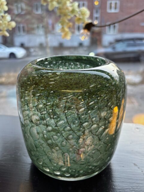 *SOLGT* Superfin sjøgrønn kunstglassvase av Benny Motzfeldt for Plus, merket under. Boblestruktur inni gir spennende mønstereffekt på utsiden. H 13 cm, Ø ca 13 cm. Pris: 1200 kr. Kjøpe nå med Vipps? Send melding. Må hentes, sendes ikke.