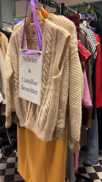 Nytt stativ i butikken: her henger de nyeste nyhetene og mine (Camillas) favoritter! Kom og sjekk ut klesavdelingen som bugner av vintageklær fra 1930-1990-tallet - og bitte litt second hand Y2K og 2000-talls. 👉🏻 Visste du at for at klær skal være ekte vintage må de være minst 30 år? Nyere klær er second hand. Uansett merkelapp er brukt best! 💚♻️💚♻️💚
Velkommen til Tidstypisk, faste åpningstider onsdag-søndag (se bio/profil for all info).