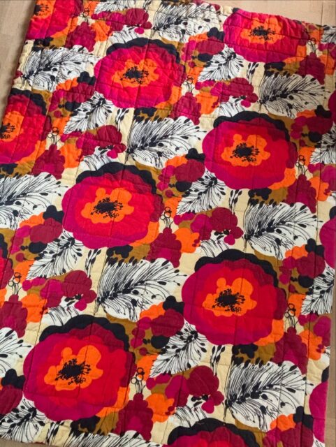 Vintage 60-70-talls vattert teppe fra svenske Lagans, 145 x 192 cm. Sleng det over sofaen eller lenestolen, bruk som sengeteppe -eller piknikpledd, når den tid kommer 🌞🌸 Klare, fine farger, i god vintagestand. Ønsker du å kjøpe teppet nå med Vipps? Send melding 🌺