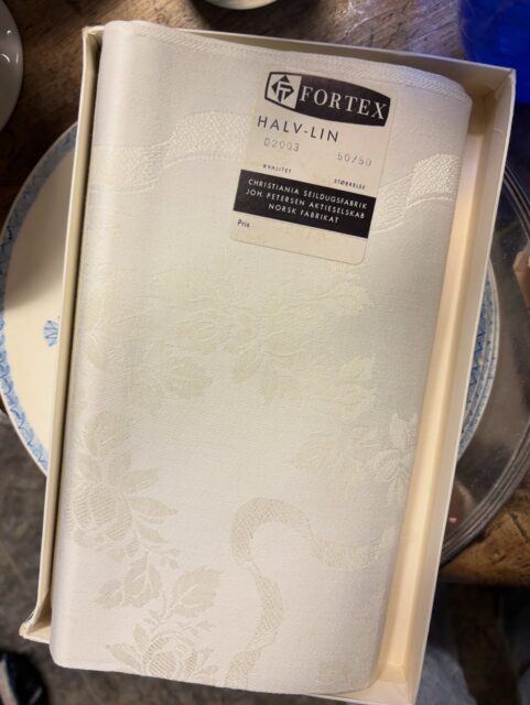 12 x vakre, hvite Fortex damask-stoffservietter i halvlin (lin & bomull), vintage 1960-talls, ubrukt i original eske. Nydelig glans og mønster i stoffet. 50 x 50 cm. 800 kr samlet 🍽️ Kjøpe nå med Vipps? Send melding.