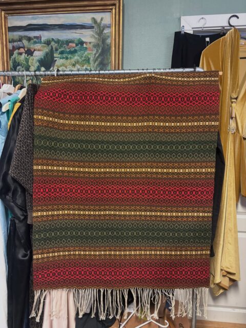 Flott vevd åkle/veggteppe, vintage håndarbeid i ull. Opphengspinne øverst. I meget god stand, dype, fine farger. 85 x 107 cm. 1500 kr. Kjøpe nå med Vipps? Send melding. Veggteppet må hentes, sendes ikke. Søndagsåpent 12-16. Velkommen☀️