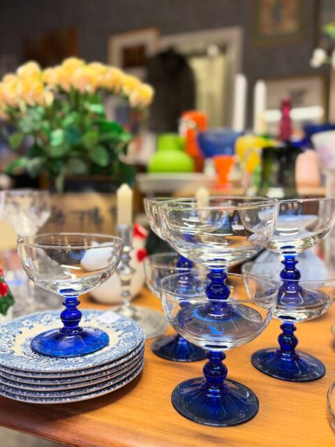 7 x dessertglass med koboltblå stett, 1990-talls, funker nok også som champagneskåler. 799 kr for settet, selges kun samlet. Kjøpe nå med Vipps? Send melding. Glassene må hentes 💙🍨
#tidstypisk #tingsomtålertidenstann