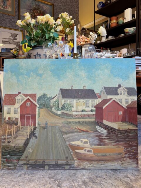 Maleri på plate signert Knut Haug 1976. Bak står det at motivet er fra Eigerøya. Uten ramme, mål 73 x 60 cm. 1800 kr. Kjøpe nå med Vipps? Send mending. Må hentes, sendes ikke. Søndagsåpent 12-16.