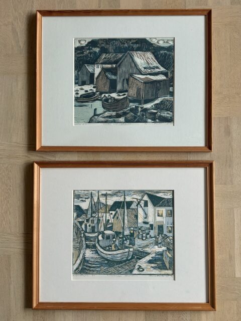 To signerte grafiske trykk av kunstneren Arne Åmland (f. 1942). Begge i fine fururammer. 950 kr per stk. 
Nr 1: «Vinter ved stranda» 1984, eget trykk, nr 34/100, rammemål 52 x 42 cm. 
Nr 2: «Fiskebrygga Korshamn», 1982, prøvetrykk 6x, rammemål 53,5 x 43,5 cm. 
👉🏻 Ønsker du å kjøpe et eller begge bildene nå med Vipps? Send melding. Må hentes, sendes ikke. Faste åpningstider onsdag-søndag. 😊