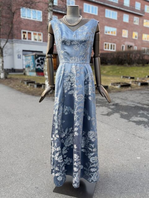 Utrolig vakker vintagekjole med tilhørende liten jakke i isblå/dueblå brokade med sølvskimrende blomstermønster, fra 1950-60-tall 🩵 Kjolen passer dagens str 36-38, midjemål 72 cm, plass til byste. Må prøves på, stikk innom butikken 👉🏻 Åpent fredag 14-18, helgeåpent lørdag og søndag 12-16. Ingen reservering / holder ikke av varer.