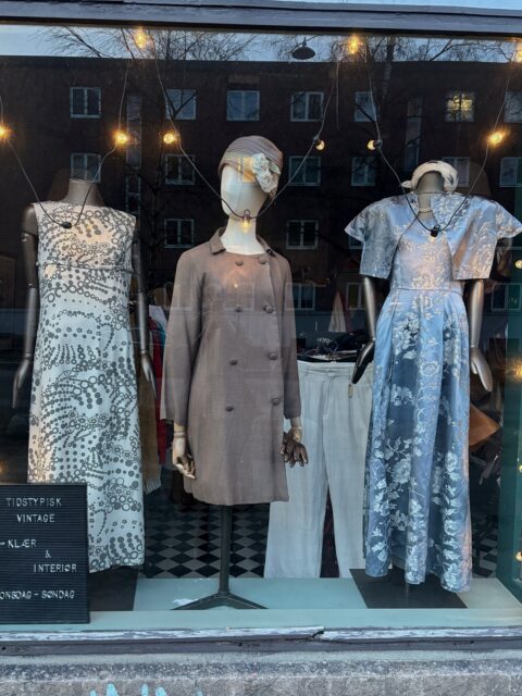 Fredag 14-18, lørdag og søndag 12-16. Vindusutstillingen representerer Tidstypisk godt nå - med de vakreste og stiligste vintagekjoler på rekke og rad 🩷Velkommen til vintagebutikken i Sinsenterrassen 10.