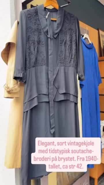 Sjekk disse elegante vintageskattene fra 1930-40-tallet - du finner dem hos Tidstypisk i Sinsenterrassen 10! Snart 100 år gamle plagg som er like stilige i dag, dette blir skikkelig statementplagg i garderoben 🖤 For priser osv 👉🏻 besøk butikken 👉🏻 helgeåpent 12-16 lørdag og søndag 🌞
#tidstypisk #vintagekjoler #1930sfashion #1940sfashion #tingsomtålertidenstann