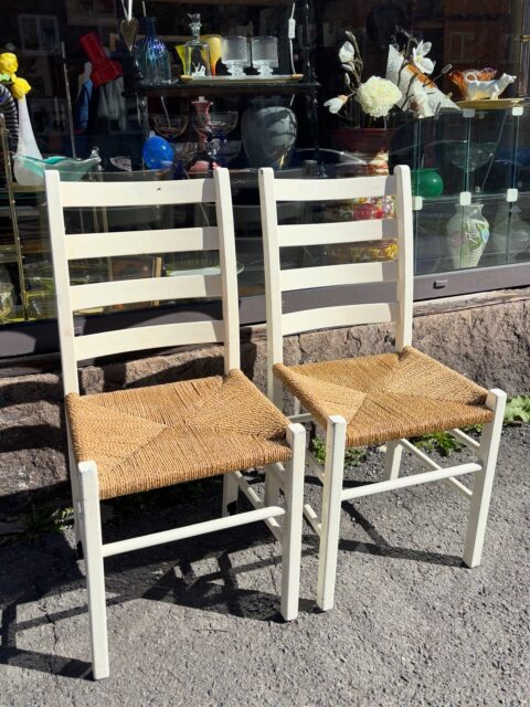 *SOLGT* To fine, vintage Jærstoler med pene seter i flettet sjøgress. Stødige. Hvitmalingen flasser litt noen steder. Selges samlet for 1600 kr. Kjøpe nå med Vipps? Send melding. Stolene må hentes raskt, har dessverre ikke plass her i butikken til å oppbevare solgte møbler.