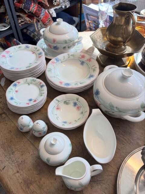 30 ass deler med vakre Viola i lekkert benporselen fra Villeroy & Boch, vintage 1980-talls. Kjøpe nå med Vipps? Send melding! (Serviset må hentes). Serviset selges samlet for 1500 kr og består av følgende deler:
2 terriner (to ulike str)
5 dype middagstallerkener 
1 flat middagstallerken
9 lunsj-/frokosttallerkener
6 dessertasjetter
2 dessertskåler
Salt-pepper
Fløtemugge & sukkerskål
Sauseskål