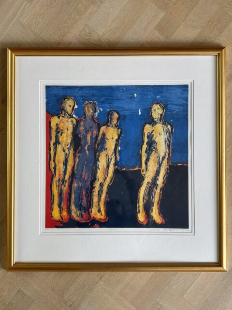 *SOLGT* «Venner» 💙 Signert litografi i klare, fine farger av Nico Widerberg (f. 1960), kjent norsk kunstner. Motivet er fra 2008 og dette er et prøvetrykk (PT). Proft rammet inn, gullfarget ramme 77 x 78 cm. Motivmål 50 x 50 cm. I meget god stand.