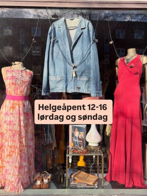 Helgeåpent 12-16 lørdag og søndag! Jeg har fylt på med nyheter i klesavdelingen 👉🏻 sveip i bildekarusellen for å se alt 👉🏻 her finner du ekte vintage fra 1930-90-tallet! Velkommen til Tidstypisk i Sinsenterrassen 10 
🚃 Ta 17-trikken til stoppet Sinsenterrassen som ligger 1 minutt fra butikken
🚟 ta T-banen eller bussen til Sinsen, 5 min å gå, 
🤸🏻ellers ligger butikken i gangavstand fra mange bydeler (Sinsen er mer sentralt enn du tror!😄)
🚘 Kjører du bil, er det vanlig gateparkering i området. 💋👋🏻Jeg håper vi sees og at du bruker byens bitte små vintagebutikker💚♻️