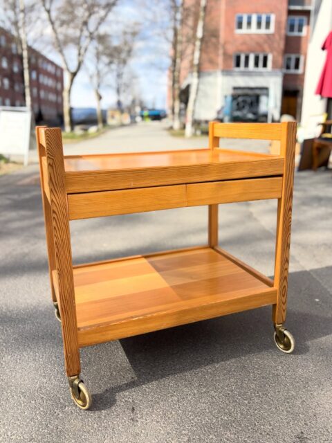 Pinje trillebord i furu, vintage Ikea, 1970-talls. To skuffer. Bruk den som sofa- eller avlastningsbord, barvogn etc. Pris: 2200 kr. Finnes i Ikea-katalogen fra 1977. I god vintagestand, litt patina. Kjøpe nå med Vipps? Send melding. Må hentes😊