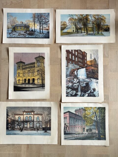 Kjell Thorjussen (f. 1942) 6 x signerte litografier med Oslo-motiver, fra 1989-1995. Mål står på hvert enkelt bilde 👉🏻 sveip for å se. E.T. = Kunstnerens eget trykk.
Pris per stk: 1200 kr. Litografiene er ikke rammet inn. De må hentes, sendes ikke. Kjøpe nå med Vipps? Send melding. Har 2 stk av Vestbanen-motivet