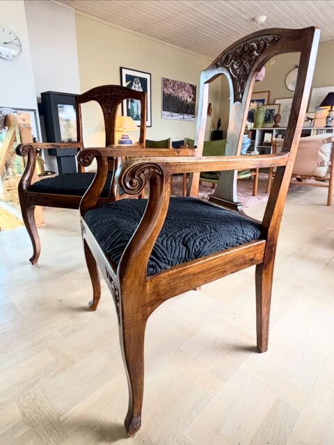 To vakre, store, antikke karmstoler fra tidlig 1900-tall. Se bilder for mål 👉🏻 sveip. Pris: 500 kr stk, stolene må hentes. Blir superfine med nytt trekk (det sorte er ikke originalt). Kjøpe nå med Vipps? Send melding. 😊