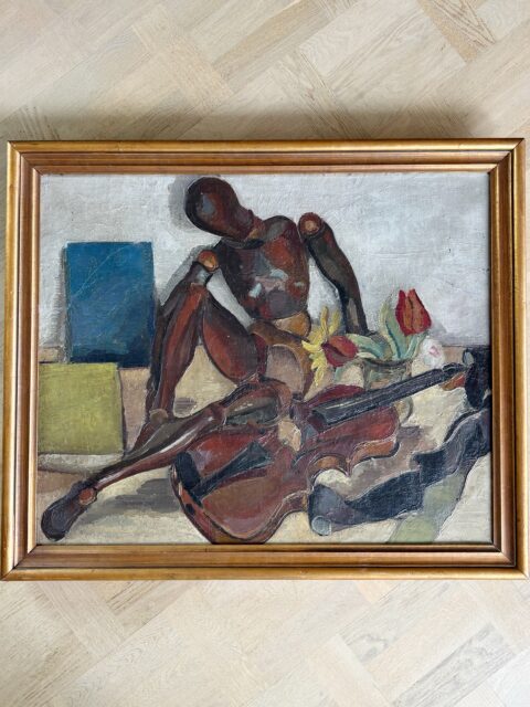 «Dukke og violin», olje på lerret, maleri av den norske kunstneren Erik Brandt (1897-1947). Les gjerne om hans liv og virke på Norsk kunstnerleksikon på nett. Nasjonalmuseet har et maleri av Brandt med lignende motiv fra 1931, antagelig er dette maleriet fra samme periode. På baksiden av lerretet er det et annet motiv. Rammemål 82 x 69 cm. Pris: 4200 kr + 5 % kunstavgift BKH. Kjøpe nå med Vipps? Send melding. Må hentes, sendes ikke.