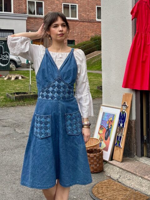 Kul 1970-talls denimkjole med superfine flettede detaljer, lommer, og stropper som kan kneppes vanlig eller i kryss bak. Midje ca str 38, ganske romslig over bysten pga halterneck-aktig overdel. Fin året rundt, med eller uten trøye under. 1200 kr
#tidstypisk #tingsomtålertidenstann
