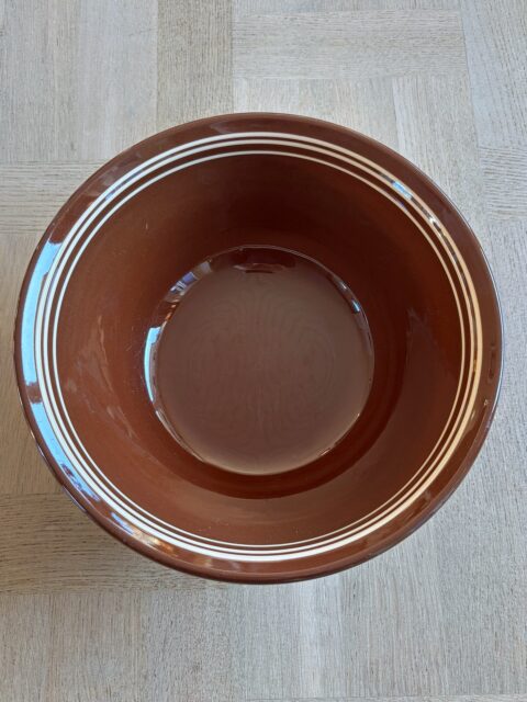 *SOLGT* En klassiker til salgs😻 Nydelig gammel bakebolle i keramikk, blank glasur på innsiden, rustikk utside. Vintage/semiantikk. Hel og pen. Ø 29 cm, H 11,5 cm. Pris: 899 kr. Må hentes, sendes ikke. Kjøpe nå med Vipps? Send melding 🤎