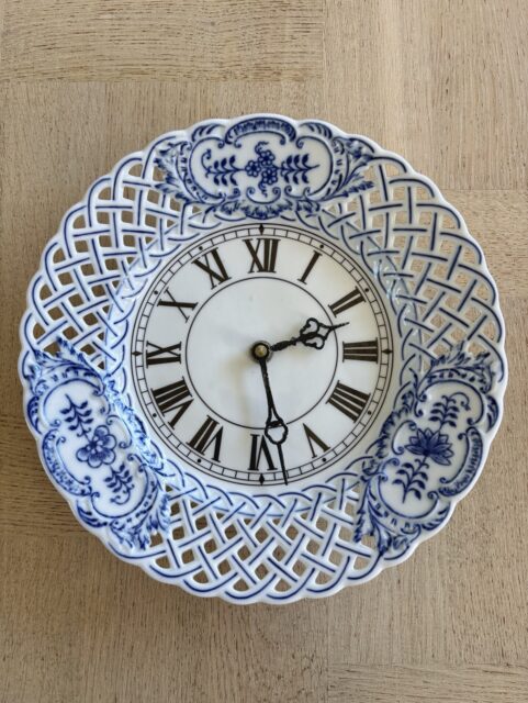 Nydelig veggklokke, vintage blåmønstret tallerken fra tsjekkiske Bohemia. Ø 24 cm. Tikk takk - klokka går fint. 449 kr. Kjøpe nå med Vipps, send melding. Må hentes. 💙