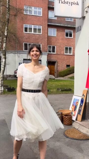 En vintagekjole i hvit tyll hører hjemme i enhver garderobe, spør du meg! Denne 60-tallskjolen har innebygde spiler i overdelen og er bare såå fin, definity noe SATC-Carrie ville hatt på seg! Søt eller rocka? Tilbehøret avgjør! Perfekt til fest, 17.mai eller bryllup. Str  38/M. Kom innom butikken for å prøve 🤩 
#tidstypisk #tingsomtålertidenstann #vintagekjoler