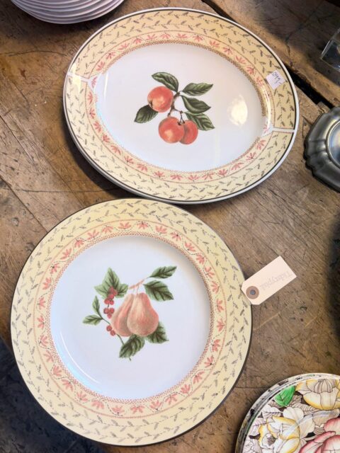 Fruit Sampler fra engelske Johnson Bros, 90-talls. Tåler oppvaskmaskin!👌🏻Kjøpe nå med Vipps? Send melding. Må hentes.
🍐6 middagstallerkener Ø 27,5 cm, 799 kr for settet
🍎 2 ovale serveringsfat 26 x 31 cm, 249 kr pr stk