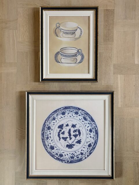 *SOLGT* Dette er to helt perfekte bilder til kjøkkenet/spisestua! Bildene er typ 1990-talls, motivene forestiller gammelt porselen.
☕️To kopper med skåler: rammemål 36 x 46 cm, 800 kr
💙Ming-dynastiet-tallerken: rammemål 54 x 54 cm, 950 kr. Kjøpe med Vipps nå og hente i butikk? Send melding. Bildene må hentes, sendes ikke. Søndagsåpent 12-16.