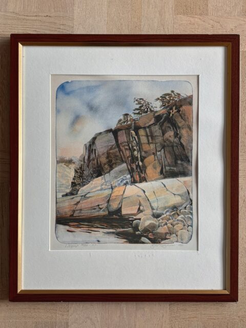 Litografi av Kjell Thorjussen (f. 1942), norsk kunstner og grafiker. Fra 1981, signert og nummerert 30/80, prøvetrykk (p.t.). Motiv av svaberg. Brun, sort og gullfarget ramme, 44 x 52 cm.  Pris: 1800 kr. Kjøpe nå med Vipps? Send melding. Må hentes, sendes ikke.