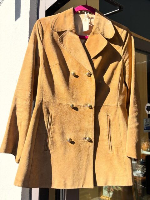 Vintage semsket skinnjakke fra 1970-tallet, fra skinnprodusenten Ericson of Sweden. Jakken passer str 36-38, og har løveknapper 🦁 Superfin patina! Kom og prøv 🤩 åpent 14-18 i dag onsdag, velkommen!