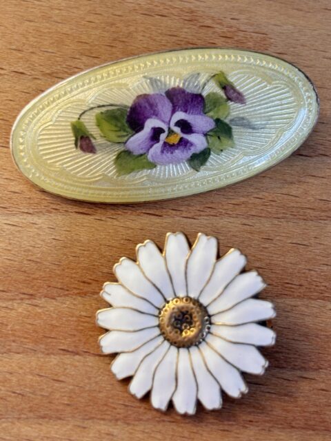 To vakre gamle emaljebrosjer i 925 sterling sølv 🤩 👉🏻 kun 1 av hver- først til mølla 🙋🏼‍♀️ send melding om du ønsker å kjøpe nå med Vipps og hente i butikk! 
🌸 Daisy (tusenfryd/margeritte)brosje i 925 forgylt sølv fra David Andersen Ø 2 cm, 599 kr
🌸Oval brosje med natt og dag/stemor fra Olav Fritjof Hjortdahl (1887-1954), 4 x 1,8 cm, 699 kr