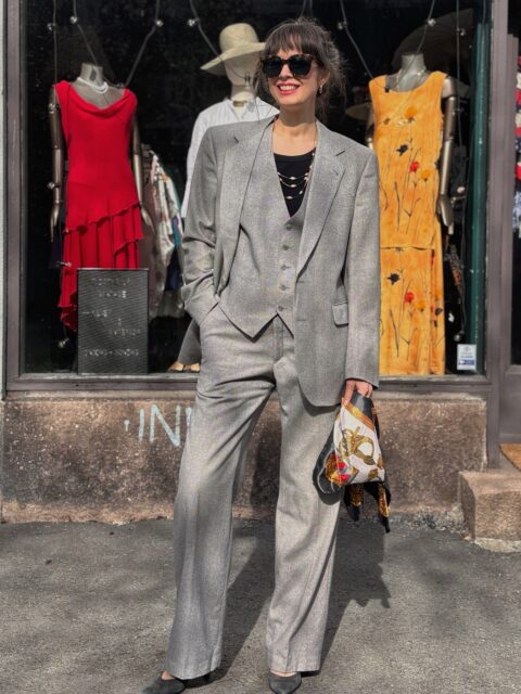 Superstilig tredelt herredress i lysegrå tweed fra kvalitetsmerket Van Gils, vintage fra tidlig 1980-tall 👔Passer herrestr 48/M, også tøff til dame str 38-40. Dressen må prøves. Har ikke mål, stikk innom butikken 😎 Dressen er pen og i god vintagestand, et par veldig svake, lite synlige flekker. Fin til 17.mai, bryllup, konfirmasjon, passer året rundt! 40 % ull, 20 % silke, 40 % polyester. For i 100 % viskose.
Str-referanse: jeg er 173 cm høy og bruker str S, blazer og bukse er perfekt oversized til meg, vesten litt vel romslig i vidden. Pris: 2500 kr.