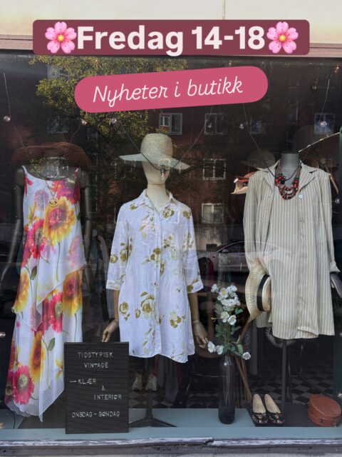 Fyller på med sommerkjoler, svale plagg i lin, vintagebluser fra 1940-50-tallet og classy 1990-tallsplagg og mye mer. Tidstypisk er stedet! Fredag 14-18, lørdag og søndag 12-16 🤩🤩🤩