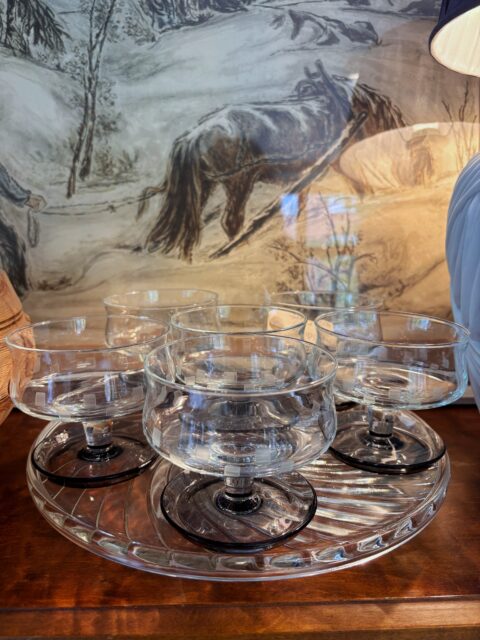 POP▫️6 dessertglass med etset dekor og stett i sotet glass, fra Randsfjord Glassverk, vintage. 125 kr stk. selges samlet. Fine til festbordet🍨🍦må hentes, sendes ikke. Kjøpe nå med Vipps? Send melding.