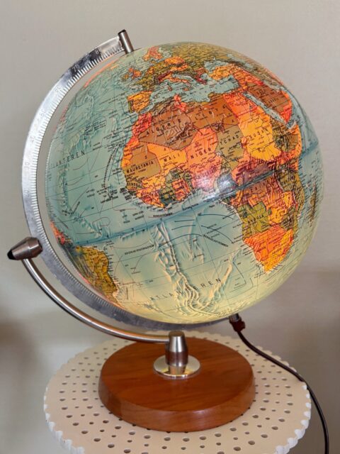 Klassisk globus med lys og teakfot, fra danske Scan-Globe, 1972. I god vintagestand, snurrer fint. Moderne stikk. 1500 kr. Kjøpe nå med Vipps? Send melding. Må hentes. Åpent søndag 12-16.