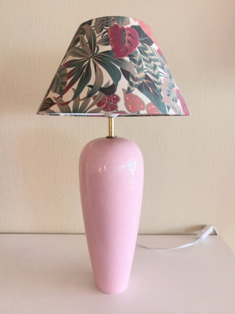 Et par superfine lyserosa bordlamper fra 1980-tallet. Smal silhuett. H opp til sokkel 44 cm. Moderne stikk 🩷Pris per stk uten skjerm: 990 kr stk. Lampeskjerm kan kjøpes i tillegg, 299 kr. Ønsker du å kjøpe nå med Vipps?