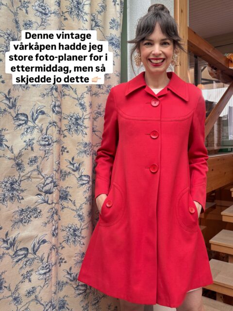 💋👉🏻 Sveip for all info om denne perfekte vintage 17. mai- og vårkåpen, som tas med til butikken i morgen onsdag, åpent 14-18. Pris på DM. 
#tidstypisk #tingsomtålertidenstann