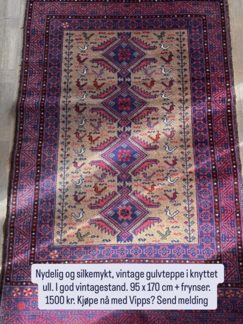 *SOLGT* Vintage knyttet teppe i ull. Pris: 1500 kr. 95 x 170 cm. silkemykt og deilig å gå på. Nydelige farger, finere i virkeligheten enn på bildene her.