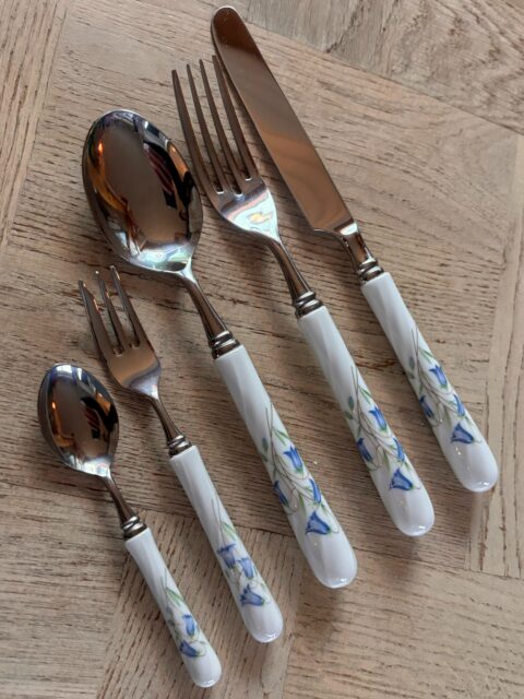 Nydelig Blåklokke-bestikk til 12 pers + servering, fra Christineholm, Firkløveren. 💙Til sammen 68 deler i porselen, i god stand. 12 kniver, 12 gafler, 12 spiseskjeer, 12 teskjeer, 12 kakegafler, 2 kakespader, 1 sauseskje, salatbestikk og 3 serveringsskjeer. Dette gjør seg på 17. mai-festbordet og til alle sommerens borddekkinger! Selges samlet for 3000 kr, kan evt deles i to slik at det blir bestikk til 6 personer + 4 serveringsdeler for 1500 kr.  Ønsker du å kjøpe dette nå med Vipps? Send melding. Må hentes, sendes ikke. 🩵💙