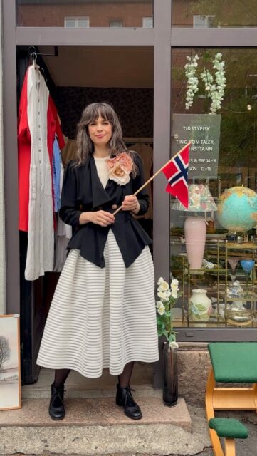 Tenk om alle hadde kledd seg i vintage fra Tidstypisk på 17. mai! 🤩🇳🇴 Det er fortsatt en mulighet for alle som ikke har - eller vil bruke bunad, for Tidstypisk er åpen fredag 14-18 og lørdag 12-16. Velkommen!❤️🤍💙

#tidstypisk #tingsomtålertidenstann #vintagebutikk #vintagekjole vintageklær