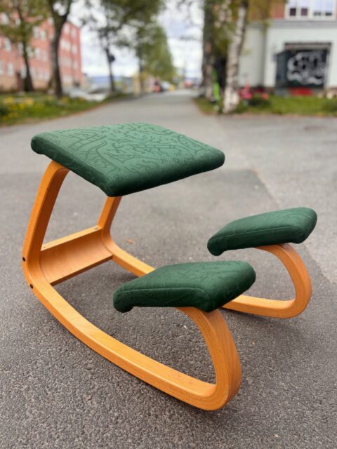 Balans Variable fra Stokke - norsk designklassiker formgitt av Peter Opsvik i 1979. Denne er ant. fra 90-tallet, stolen er i bøk og har mørkegrønt stoff med OL94-piktogrammer på. Pent brukt, i god vintagestand. Pris: 1900 kr. Ønsker du å kjøpe denne nå med Vipps? Send melding. 
❣️Møbler må hentes samme dag eller dagen etter, sendes ikke, og kan dessverre ikke oppbevares over flere dager i butikk pga minimal lagringsplass her.