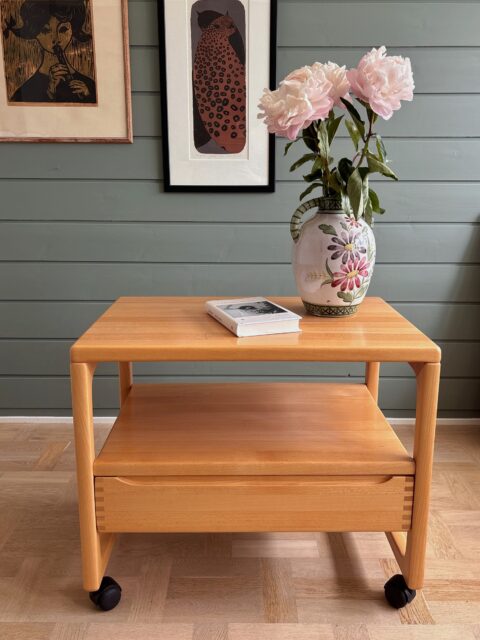Lekkert vintage trillebord i heltre eik, dansk design av Peder Brink, BR Møbler. Solid og god utførelse, myke og lett avrundede former. Det har en praktisk skuff under og hjul som glir bra. Mål: 67 x 45 cm, H H 56,5 cm. I god vintagestand, bitte litt patina (noen små merker i lakken). Pris: 2900 kr. Må hentes. Kjøpe nå med Vipps? Send melding. 
❣️ kun trillebordet er til salgs, alt annet er i privat eie da bilder er tatt #hjemmehostidstypisk